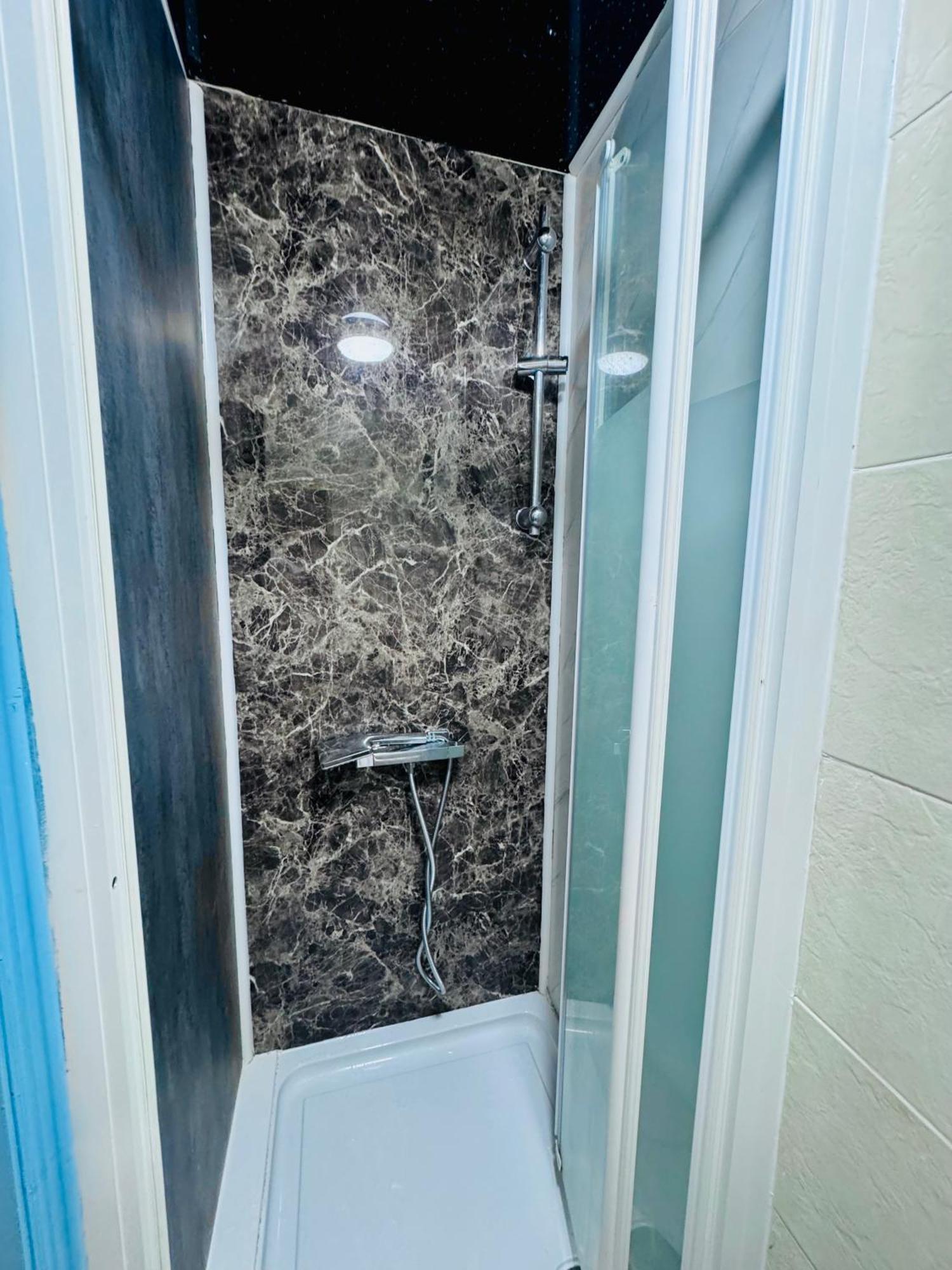 Unique Private Rooms Bolton Ngoại thất bức ảnh